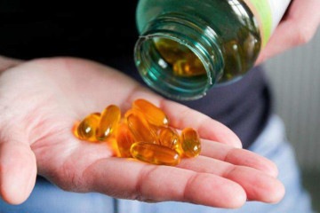 O contato com o Sol é a principal forma de sintetizar vitamina D no organismo, mas algumas pessoas precisam fazer suplementação por meio de cápsulas e comprimidos -  (crédito: Getty Images)