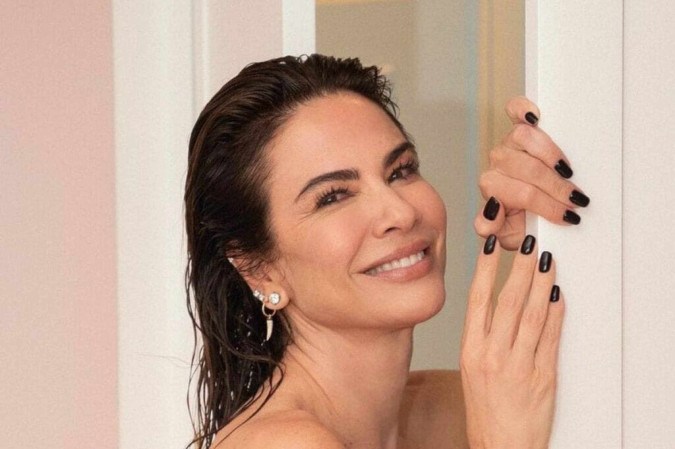 Nua, Luciana Gimenez sensualiza durante o banho e avisa: “sem julgamentos” -  (crédito: Observatório dos Famosos)