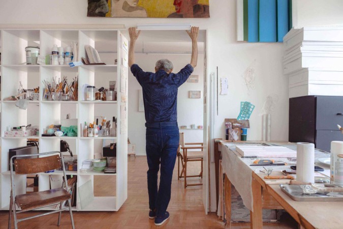 A mudança de percurso, que antes sequer existia porque o ateliê funcionava em casa, agora envolvia atravessar a rua, tomar um ônibus, descer no Setor Comercial Sul, caminhar entre os ambulantes e trabalhar em uma sala com janelas de vidro que emolduram a cidade modernista no 13º andar - (crédito: INDEX @indexarte) A mudança de percurso, que antes sequer existia porque o ateliê funcionava em casa, agora envolvia atravessar a rua, tomar um ônibus, descer no Setor Comercial Sul, caminhar entre os ambulantes e trabalhar em uma sala com janelas de vidro que emolduram a cidade modernista no 13º andar - (crédito: INDEX @indexarte)