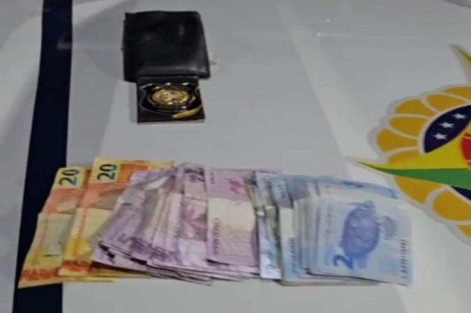 Com o falso policial foram apreendidos R$ 187,00 em espécie -  (crédito: PMDF/Divulgação)