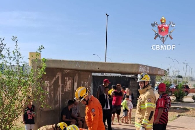 Quatro bombeiros atenderam as vítimas do atropelamento - (crédito: Divulgação/CBMDF) Quatro bombeiros atenderam as vítimas do atropelamento - (crédito: Divulgação/CBMDF)
