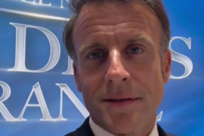 Emmanuel Macron, presidente da França, exibe abdômen trincado e choca web -  (crédito: Observatório dos Famosos)