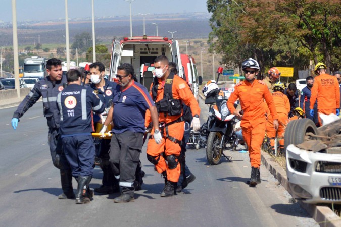  Funcionários do Samu levaram as vítimas para hospitais mais próximos -  (crédito:  Ed Alves CB/DA Press)