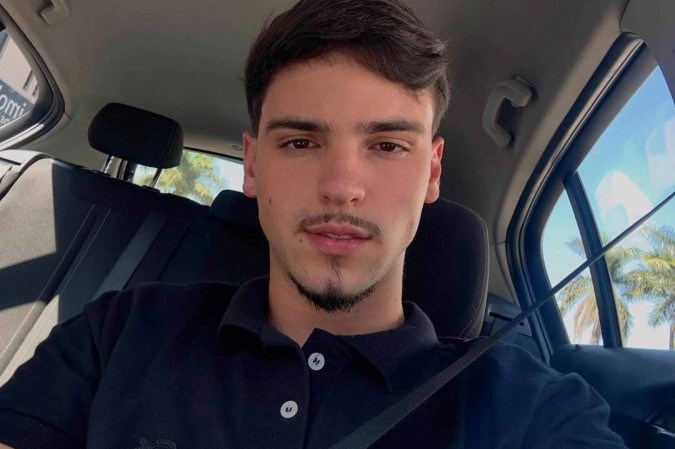 O condutor do veículo, Flávio Viana, 
foi levado ao hospital em estado grave -  (crédito: Redes sociais)