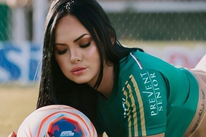 Musa do Palmeiras entra em campo de biquíni verde e coloca curvas para jogo -  (crédito: Observatório dos Famosos)