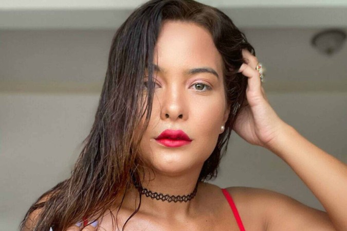 Geisy Arruda renova o bronzeado de biquíni vermelho e dá zoom nas marquinhas -  (crédito: Observatório dos Famosos)