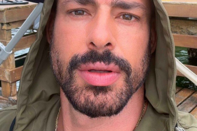 Galã de Vale Tudo, Cauã Reymond exibe abdômen trincado e web pira: ‘Não julgo a Odete’ -  (crédito: Observatório dos Famosos)