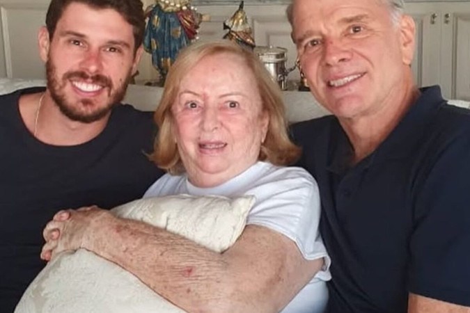 Vídeo: nas Filipinas, Bernardinho chora a morte da mãe em quadra -  (crédito: Observatório dos Famosos)