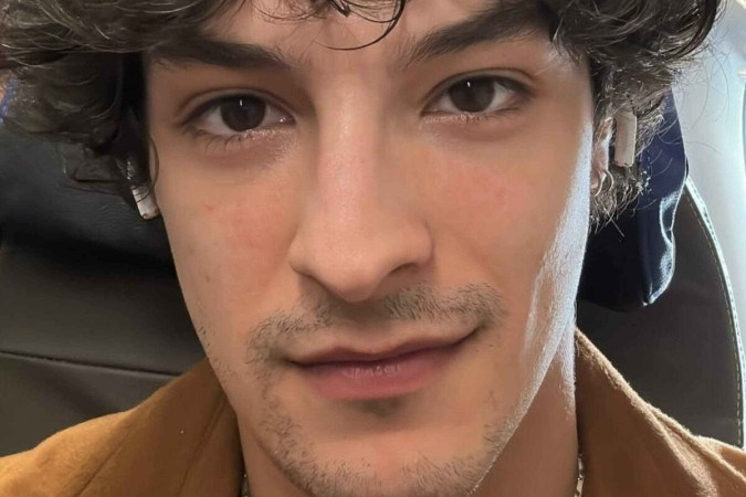 Tiago em Vale Tudo, Pedro Waddington exibe abdômen trincado em selfie: ‘Gostoso’ -  (crédito: Observatório dos Famosos)