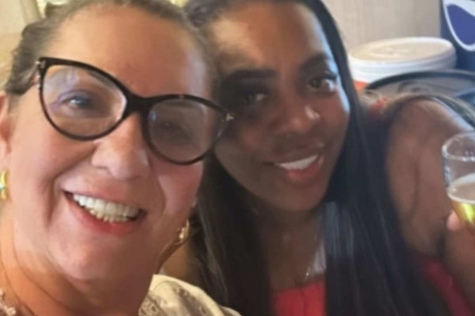 “Bora beber”, diz mãe de Virginia ao posar com mãe de Vini Jr. -  (crédito: Observatório dos Famosos)
