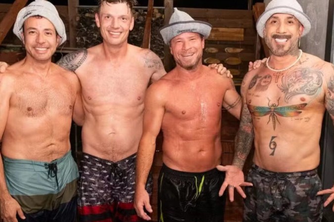 Backstreet Boys posam sem camisa e brasileiros brincam: ‘Estão muito assanhados’ -  (crédito: Observatório dos Famosos)