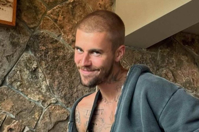 Justin Bieber sai da piscina com cueca branca molhada e detalhe íntimo chama atenção -  (crédito: Observatório dos Famosos)