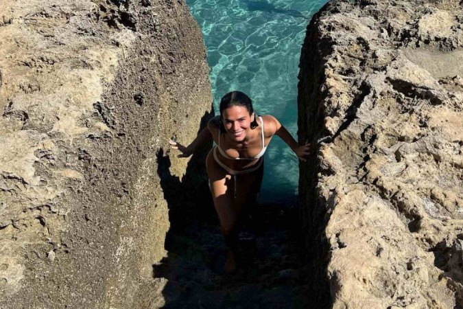 De biquíni, Bruna Marquezine curte clima quente na Itália e exibe curvas definidas -  (crédito: Observatório dos Famosos)