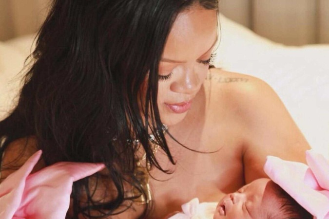 Mãe de três! Rihanna mostra a filha recém-nascida e anuncia o nome da bebê -  (crédito: Observatório dos Famosos)