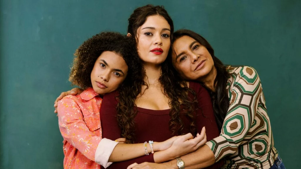 Elenco de Três Graças posa juntinho em novo clique na web -  (crédito: Obeservatório da TV)
