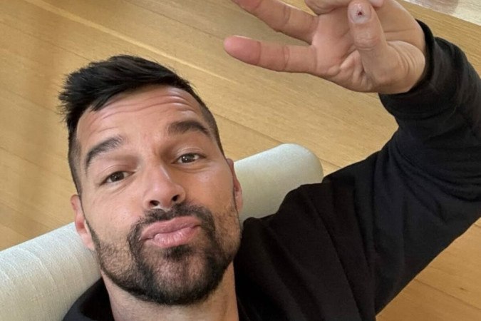 Ricky Martin surge peladão em selfie e impressiona: ‘Gostoso’ -  (crédito: Observatório dos Famosos)