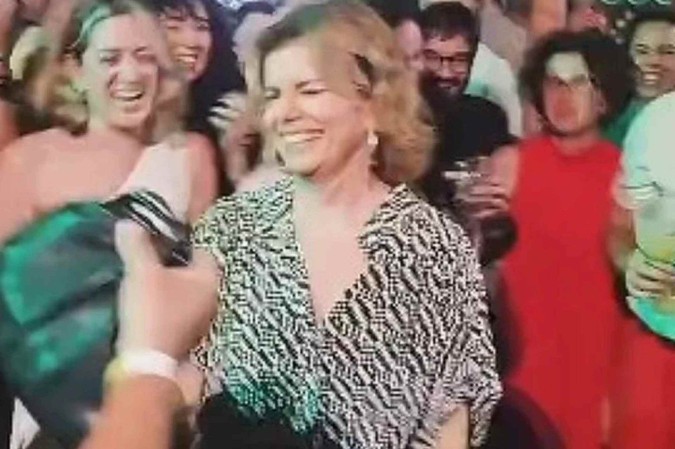 Debora Bloch extravasa e desce na ‘Boquinha da Garrafa’ em festão de Vale Tudo -  (crédito: Obeservatório da TV)