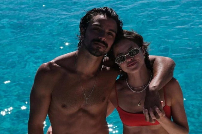 Esquentou o clima! Fotos de Agatha Moreira de biquíni e Rodrigo Simas de sunga agitam as redes sociais -  (crédito: Observatório dos Famosos)