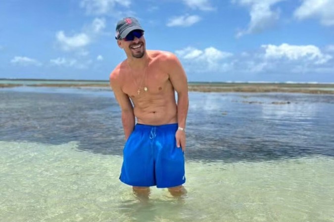 Sem camisa, Thiago Martins mostra álbum de férias em Porto de Galinhas: ‘Verdadeiro paraíso’ -  (crédito: Observatório dos Famosos)