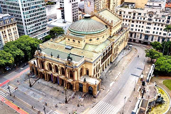 Sua arquitetura eclética, inspirada em modelos europeus como a Ópera de Paris, reflete o caráter ambicioso da cidade no início do século 20.
