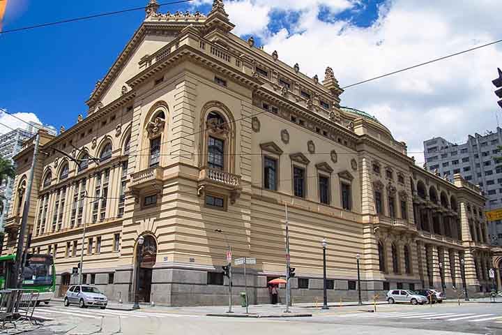 O edifício está localizado na Praça Ramos de Azevedo, no bairro da República, no centro da capital paulista. 
