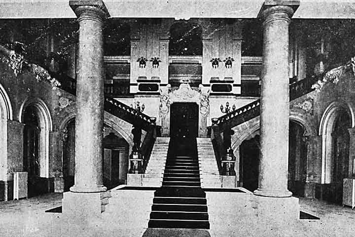 O Municipal também recebeu em seu palco concertos e apresentações de artistas internacionais, incluindo pianistas, maestros e bailarinos de renome, como o polaco-americano Arthur Rubinstein e o brasileiro Heitor Villa-Lobos, que se apresentou diversas vezes no local.
