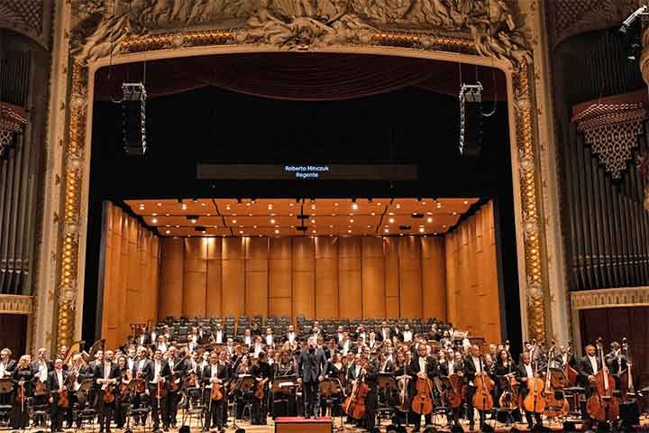O Theatro Municipal abrigou eventos comemorativos de seus centenários: tanto o da fundação, em 2011, com extensa programação especial, quanto o da Semana de Arte Moderna, em 2022, que reafirmou o papel do espaço como símbolo de inovação artística.
