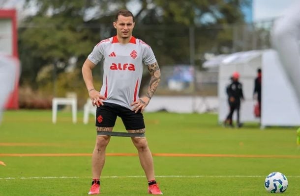 BRUNO GOMES -Entrou na tentativa de dar uma melhor movimentação e manter a bola no setor criativo do Colorado. Arriscou um chute da intermediária, mas sem perigo. NOTA 4,5 - Foto: Ricardo Duarte / Internacional