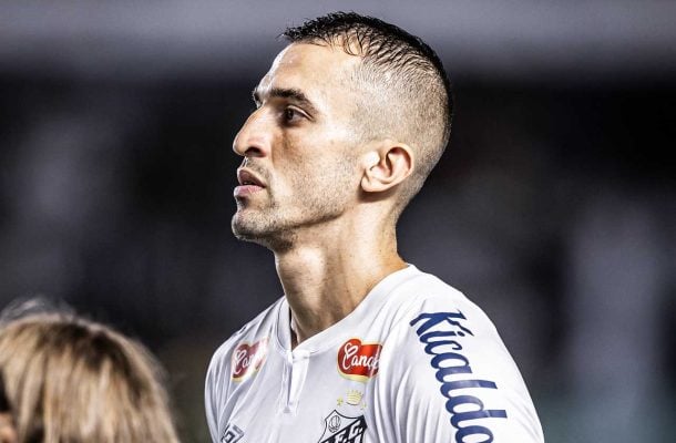 JOÃO SCHMIDT - O cão de guarda do meio-campo. Deu o equilíbrio necessário para o time atacar com tranquilidade. Levou um amarelo tático, mas foi fundamental. NOTA: 7,5. Foto: Raul Baretta/Santos FC