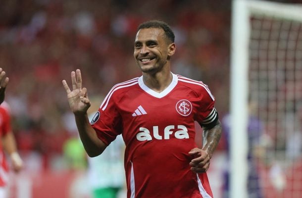 ALAN PATRICK – Acertou em estratégia ao cobrar falta que era próxima a área com direito a rebote para hiago Maia marcar. NOTA 5,5 - Foto: Ricardo Duarte / Internacional