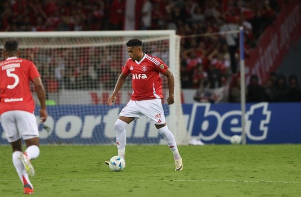 VICTOR GABRIEL – As jogadas aéreas também foram um pesadelo para Victor Gabriel no primeiro tempo. NOTA  4,5 - Foto: Ricardo Duarte / Internacional