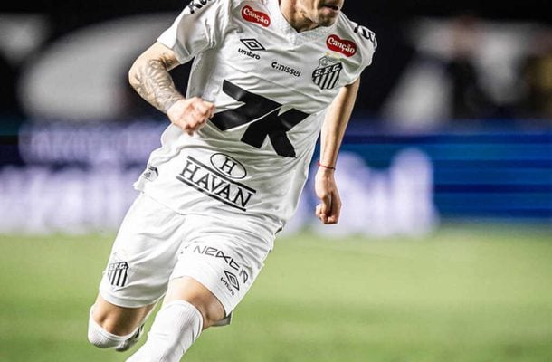 ESCOBAR - Dominou o corredor esquerdo. Foi uma válvula de escape constante no ataque, com cruzamentos e chutes, e esteve firme na marcação. NOTA: 7,0. Foto: Raul Baretta/Santos FC