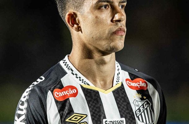 IGOR VINÍCIUS - Partida muito segura na lateral direita. Fechou os espaços na defesa e apoiou o ataque com inteligência, quase marcando no fim do jogo. NOTA: 7,0. Foto: Raul Baretta/Santos FC