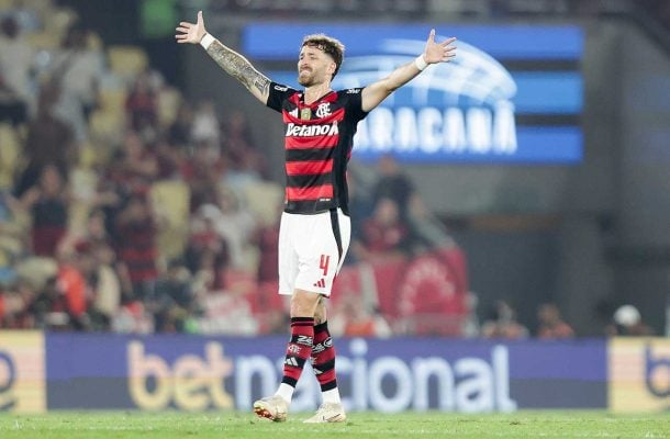 LÉO PEREIRA - Levou cartão amarelo logo aos 13' após derrubar Arthur Cabral em contra-ataque importante. Foi um bom 