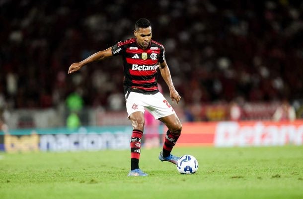 ALEX SANDRO - Fez boa partida, indo até à linha de fundo em cruzamento perigoso para Luiz Araújo. Seguro na atuação. NOTA 7,0. Foto: Gilvan de Souza / Flamengo