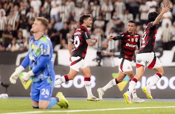 DE ARRASCAETA - Boa atuação, sendo o responsável por abrir a defesa botafoguense no jogo. Com uma ótima arrancada, deu assistência para Pedro fazer 1 a 0. Cansado, saiu para aproveitar que não tomou amarelo (está pendurado) e, assim, poderá enfrentar o Palmeiras, no domingo, em final antecipada. NOTA 8,0. Foto: Adriano Fontes / Flamengo
