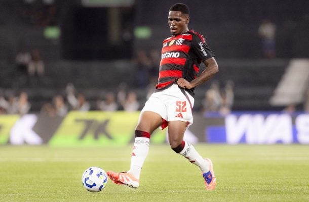 EVERTTON ARAUJO - Titular pela primeira vez desde o Mundial de Clubes, levou amarelo ainda no primeiro tempo. Talvez por isso, saiu para dar lugar a Pulgar. Não comprometeu. NOTA 6,0. Foto: Adriano Fontes / Flamengo