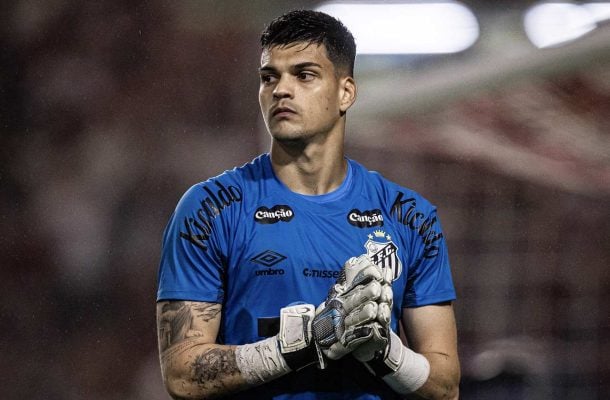 BRAZÃO - Um espectador de luxo. Não teve culpa no gol sofrido e contou com a sorte na bola que bateu em sua trave. No mais, assistiu ao show do time. NOTA: 6,0. Foto: Raul Baretta/Santos FC