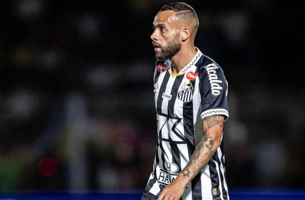 GUILHERME - Incansável na ponta esquerda. Criou a jogada do primeiro escanteio que resultou em gol e foi uma ameaça constante com seus dribles e cruzamentos. NOTA: 8,0. Foto: Raul Baretta/Santos FC