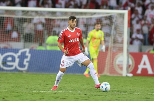 OSCAR ROMERO – Não teve desempenho de destaque ao conseguir ajudar a equipe na criação de jogadas. Apareceu na partida somente ao receber amarelo por falta em Negueba. NOTA 4,0 - Foto:  Divulgação / SCI