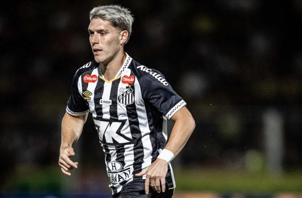 ROLLHEISER - O maestro do time. Marcou o gol de pênalti com muita categoria e distribuiu o jogo com passes precisos. Teve a chance de marcar outras vezes e foi essencial. NOTA: 8,5. Foto: Raul Baretta/Santos FC