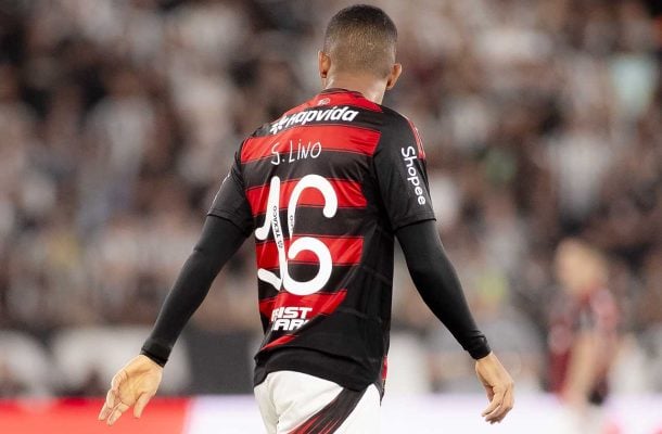 SAMUEL LINO - Boa cabeçada para defesa de Léo Linck. No entanto, ficou apagado pelo lado esquerdo, participando de pouquíssimas ações ofensivas. NOTA 5,5. Foto: Adriano Fontes / Flamengo