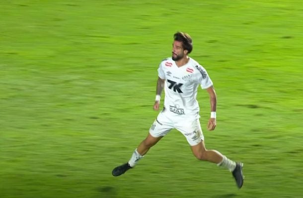 LAUTARO DÍAZ - Brigou muito com a zaga adversária e abriu espaços para os companheiros. Não marcou, mas sua luta foi importante. Levou um amarelo pela entrega. NOTA: 6,5. Foto: Raul Baretta/Santos FC