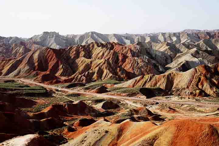 O termo Danxia refere-se a um tipo específico de relevo geológico formado por rochas sedimentares avermelhadas, muito comum em algumas partes da China.