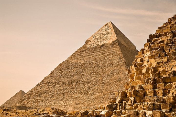 Mas, apesar de achar as alegaÃ§Ãµes exageradas, Conyers nÃ£o descarta a possibilidade de haver cÃ¢maras menores no local, construÃ­das antes das pirÃ¢mides.