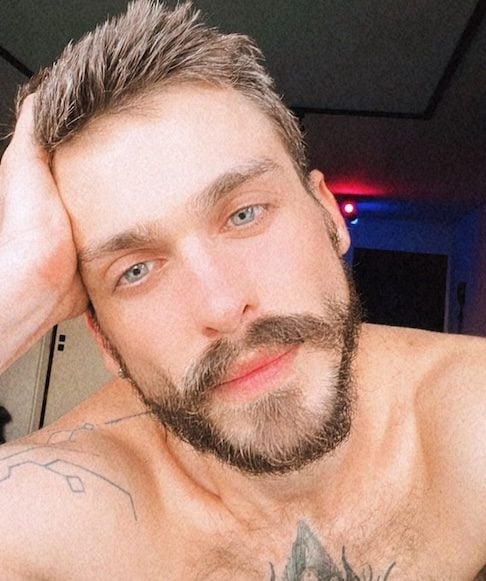 Após sua morte, a postagem passou a receber diversas mensagens de carinho. “Te amo, você foi um professor e uma das pessoas mais importantes da minha vida”, escreveu um internauta.