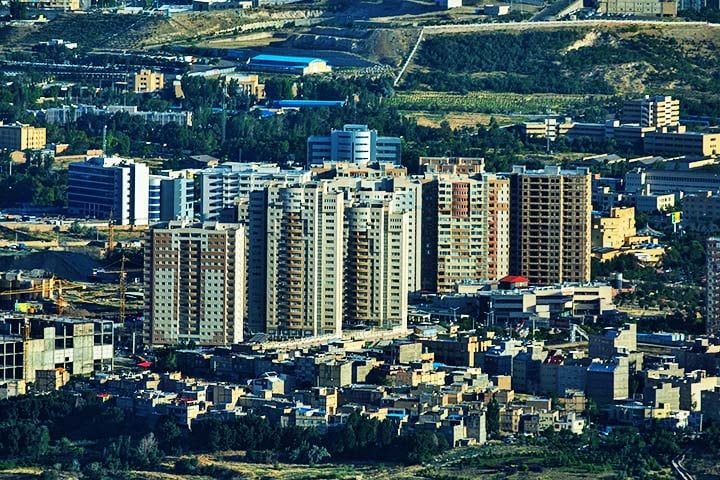 O paÃ­s possui uma populaÃ§Ã£o de cerca de 10 milhÃµes de habitantes, sendo a maioria de etnia azeri e de religiÃ£o muÃ§ulmana xiita.