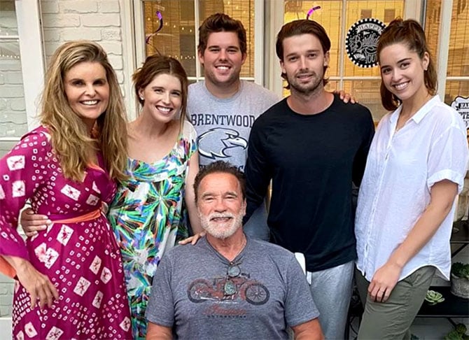 Já com Maria Shriver, com quem viveu por 25 anos, Schwarzenegger teve quatro filhos: Katherine, Christina, Patrick, e Christopher. Ao descobrir a traição, a antiga esposa pediu o divórcio.