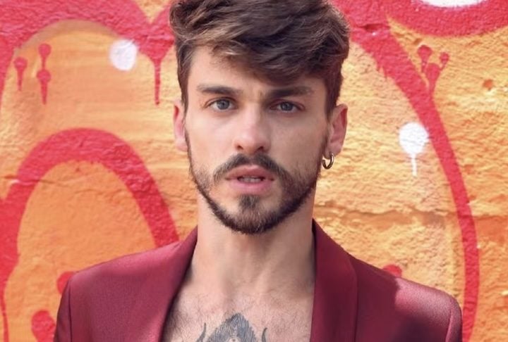 Segundo o relato da irmã, a família acionou um chaveiro após Felipe deixar de responder mensagens e ligações. Ao abrir o apartamento, o ator foi encontrado sem vida.