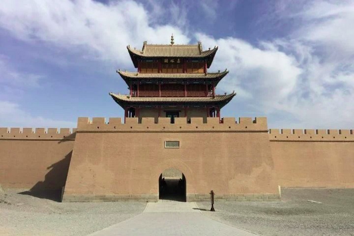 O Forte Jiayuguan, primeira fortaleza de fronteira no extremo oeste da Grande Muralha da dinastia Ming, Ã© outro local histÃ³rico impressionante. 